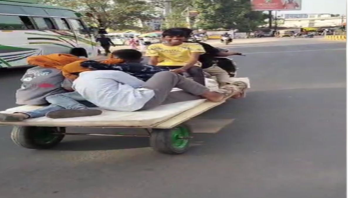 देसी जुगाड़ और दोस्ती का बेजोड़ मेल: पांच दोस्त अपनी जान की परवाह किए बिना जिंदगी का उठा रहे हैं लुफ्त, वीडियो वायरल