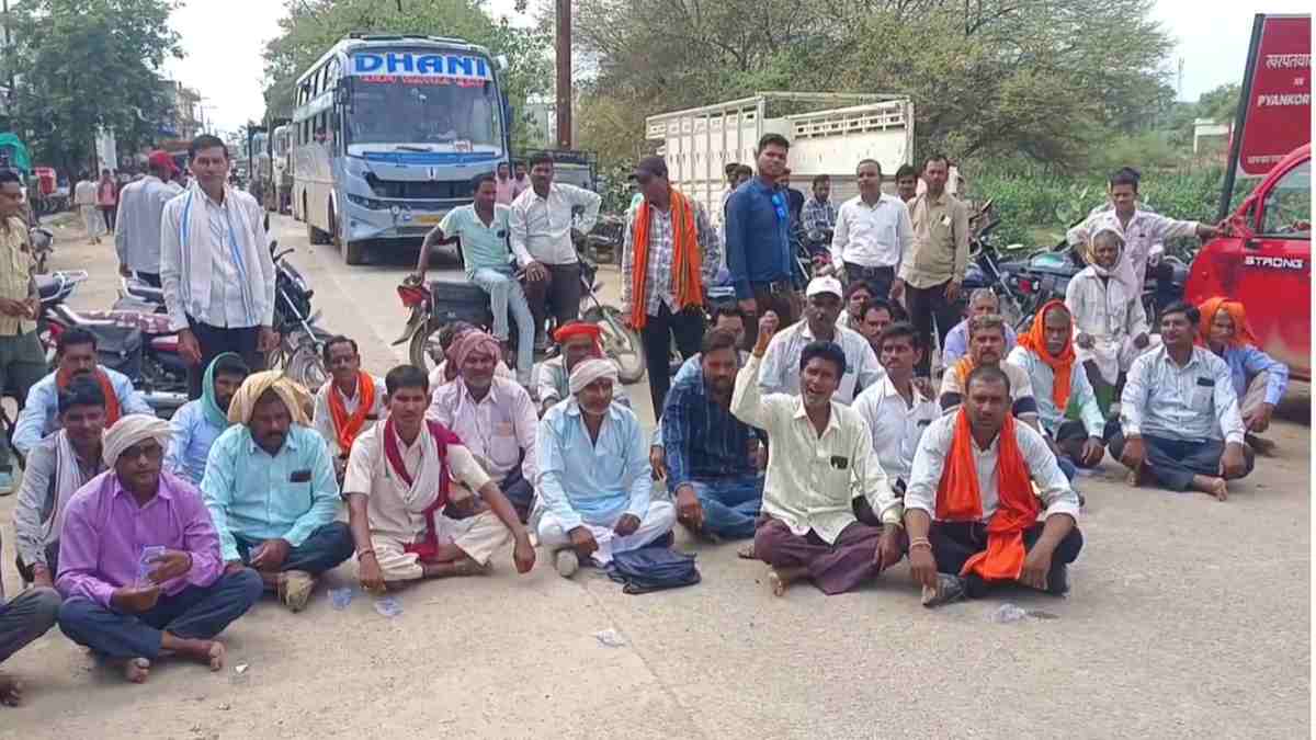 सरकारी समितियों में नहीं मिल रही खाद, किसानों ने किया चक्काजाम, प्रशासन के खिलाफ की जमकर नारेबाजी