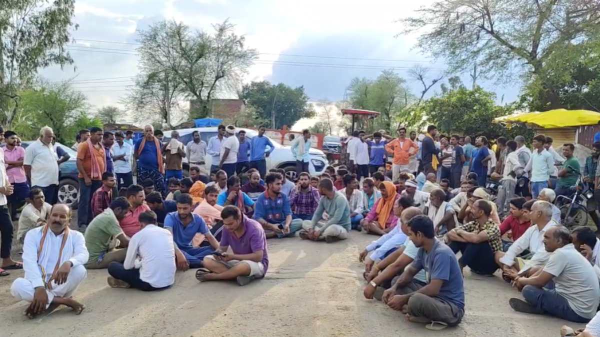 चक्काजाम के 7 घंटे बाद मानें परिजनः रात में शव पीएम के लिए भेजा, देर रात जेसीबी से हटाई गई मेड़, हिरासत में 3 आरोपी, जानिए क्या है मामला