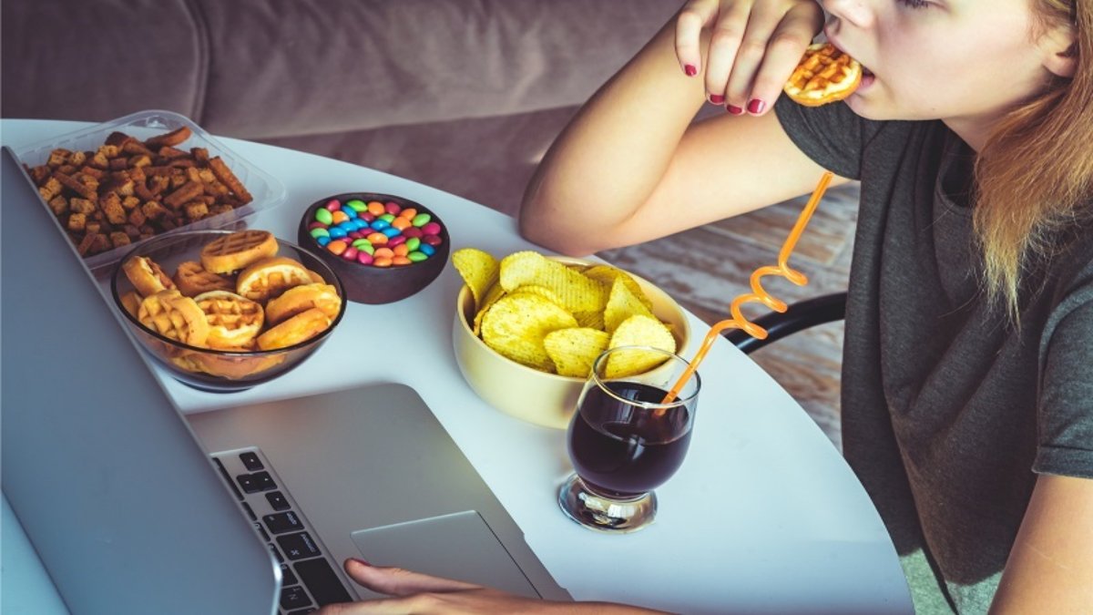 कहीं आप भी Stress Eating के शिकार तो नहीं? ऐसे करें Control…