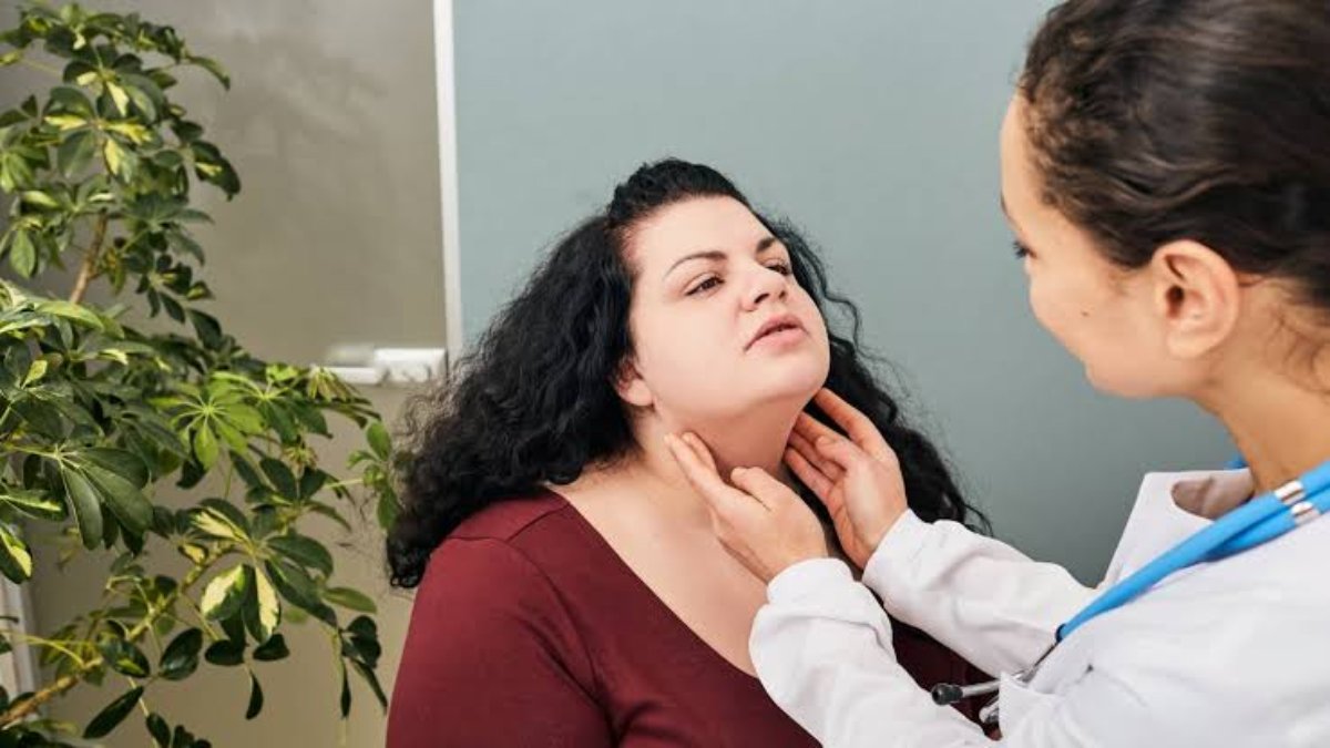 Thyroid की वजह से लगातार बढ़ रहा है वजन ? तो इन उपायों को अपनाकर करें Control…