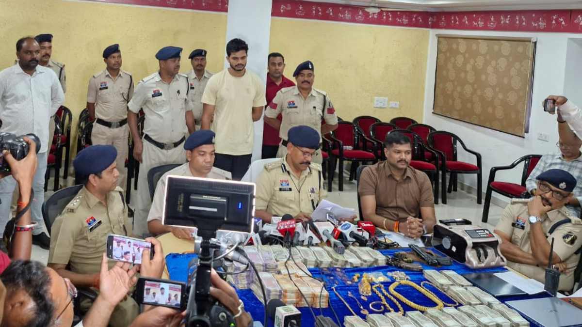 हिस्ट्रीशीटर तोमर के घर पुलिस का छापा, लाखों रुपए नगदी, जेवर, लक्जरी गाड़ियां, अवैध हथियार, नोट गिनने की मशीन और जमीनों के दस्तावेज जब्त, यूपी के तोमर बंधुओं का काला कारनामा जानकर रह जाएंगे दंग