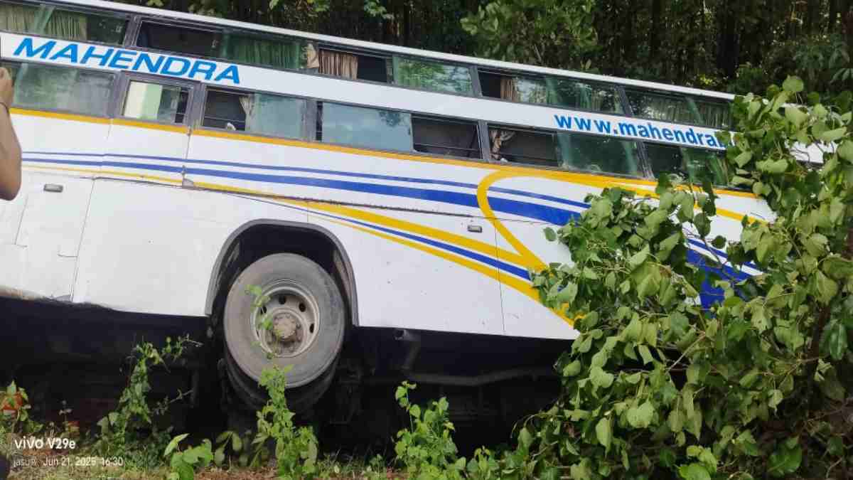 बस्तर में बड़ा हादसा : जगदलपुर से रायपुर आ रही बस पलटी, 90 यात्री थे सवार