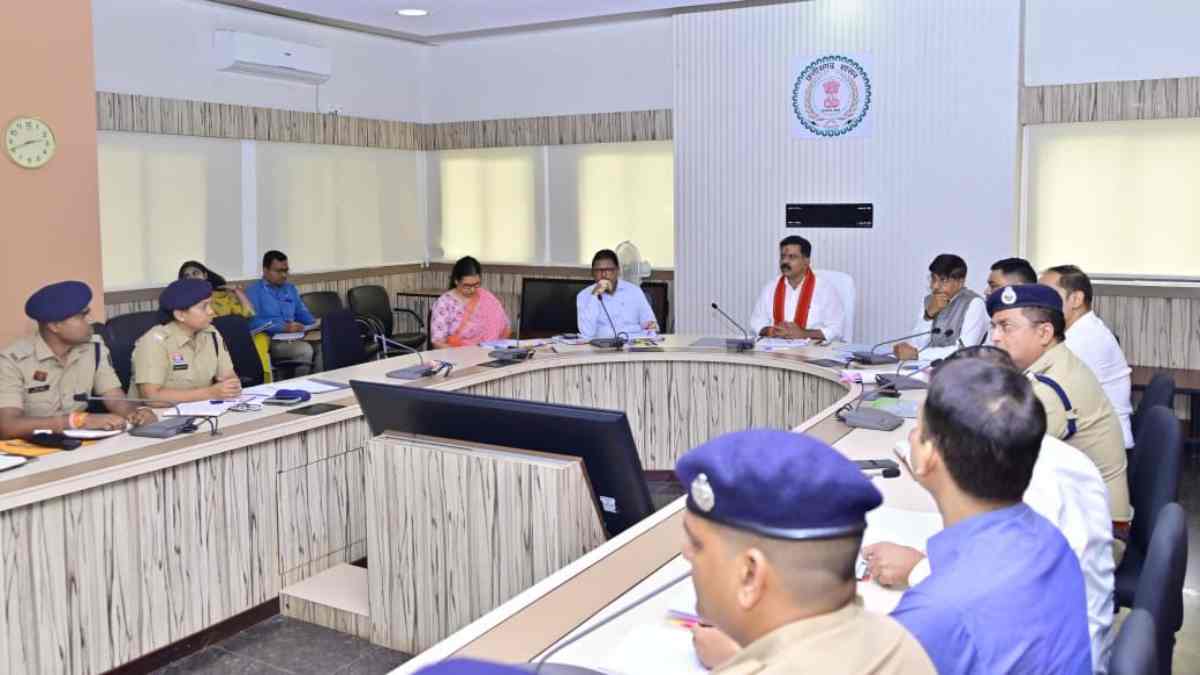 घुसपैठियों की खैर नहीं : डिप्टी सीएम विजय शर्मा ने ली अफसरों की बैठक, कहा – हम प्रदेश को घुसपैठ का शिकार नहीं बनने देंगे, संदिग्धों की पहचान और किरायेदारों के सत्यापन अभियान को प्राथमिकता देने के दिए निर्देश