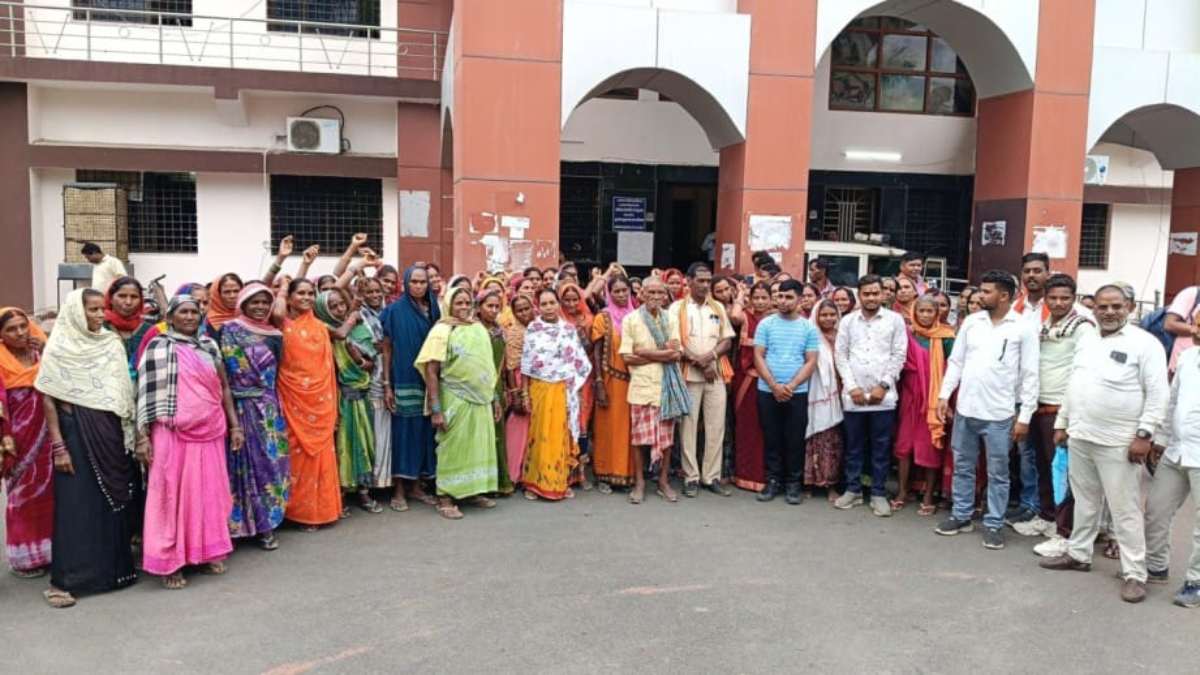 रोज शाम ‘शराब मंडी’ बन जाता है गांव! शराब माफियाओं के आतंक से ग्रामीण परेशान, कलेक्टर से लगाई कार्रवाई की गुहार, चक्काजाम की दी चेतावनी