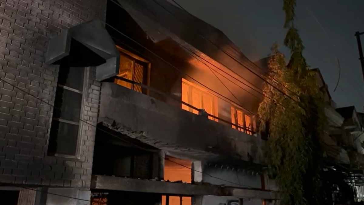 रेलवे स्टेशन इलाके में लगी भीषण आग, इलाके में मची अफरा-तफरी, देखें VIDEO…
