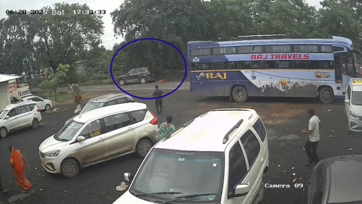 दर्दनाक हादसा कैमरे में कैदः गुजरात से ओंकारेश्वर दर्शन करने यात्रा पर निकली महिला को कार ने कुचला, मौत