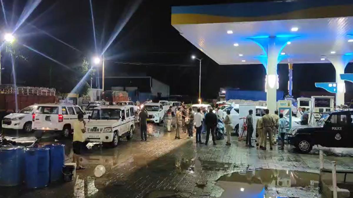 बड़ी खबरः सीएम के काफिले में लगी डेढ़ दर्जन कारों में डीजल की जगह निकला पानी, मंगाई नई गाड़ियां, पेट्रोल  पंप सील