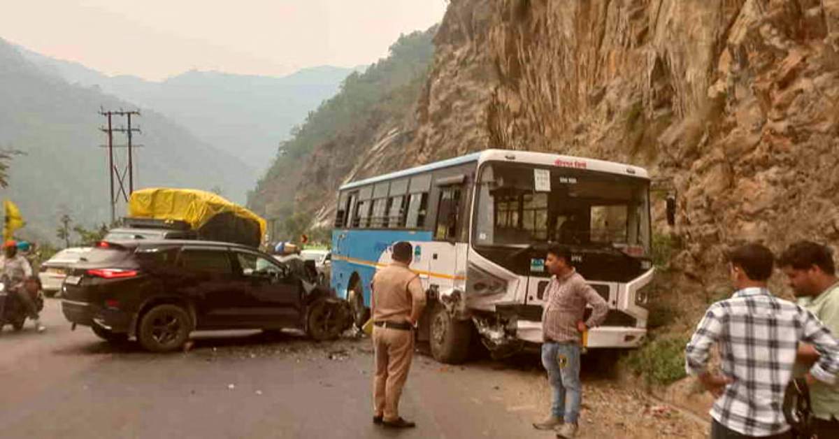 सड़क पर मौत से सामनाः बस और कार के बीच जोरदार भिड़ंत, चीख से गूंजा इलाका, यात्रियों का हाल देख सहम गए लोग