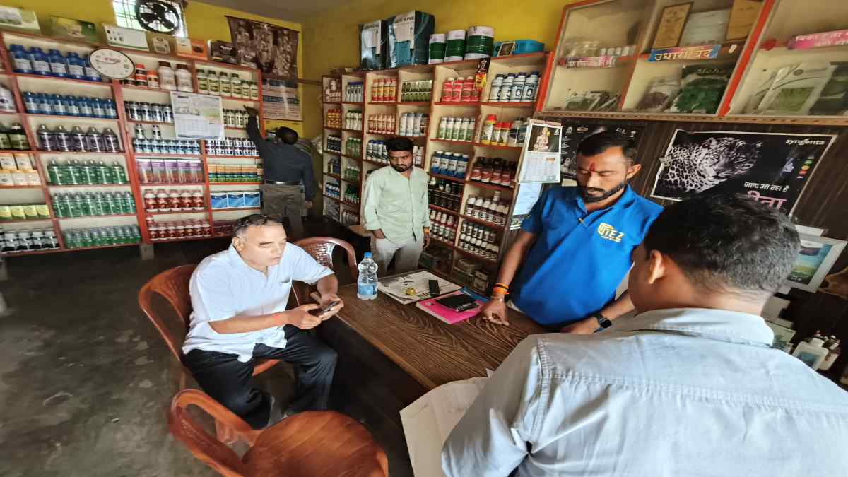 खबर का असर : कृषि केंद्रों में कृषि विभाग की टीम ने मारा छापा, पांच दुकानदारों को थमाया नोटिस, संतोषप्रद जवाब नहीं मिलने पर निरस्त होगा लाइसेंस