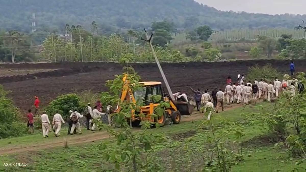 अतिक्रमण हटाने पहुंची टीम को ग्रामीणों ने खदेड़ाः जेसीबी छोड़कर भागे पुलिस और वनकर्मी, Video Viral