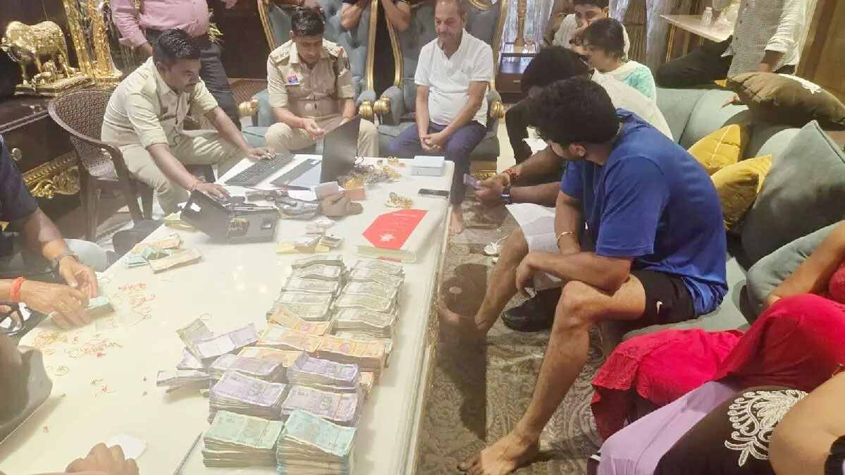 तोमर बंधुओं के करीबियों के घर छापा, रातभर पुलिस ने ली तलाशी, करोड़ों के जेवर-कैश और 150 से ज्यादा रजिस्ट्री के दस्तावेज जब्त