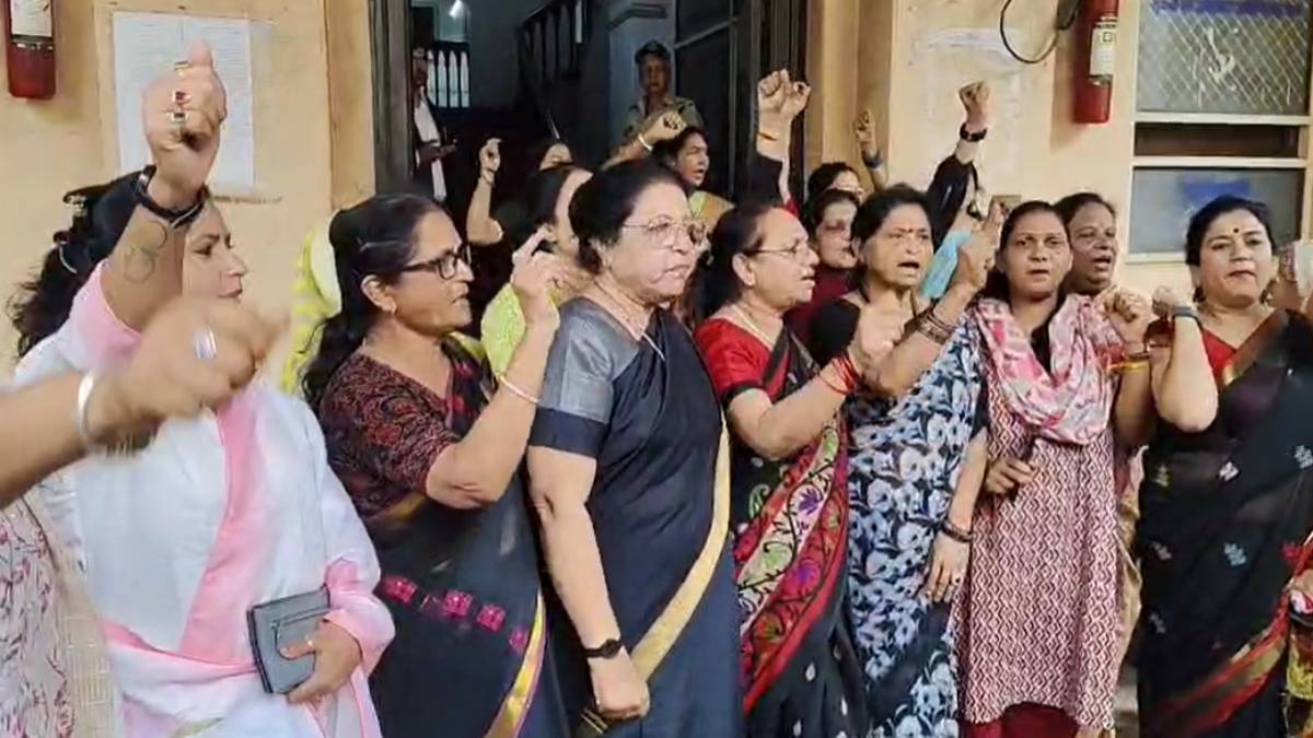 मुस्लिम युवकों को फंडिंग मामलाः भाजपा महिला मोर्चा ने कमिश्नर ऑफिस के सामने किया प्रदर्शन, कांग्रेस पार्षद अनवर कादरी को बर्खास्त करने की मांग
