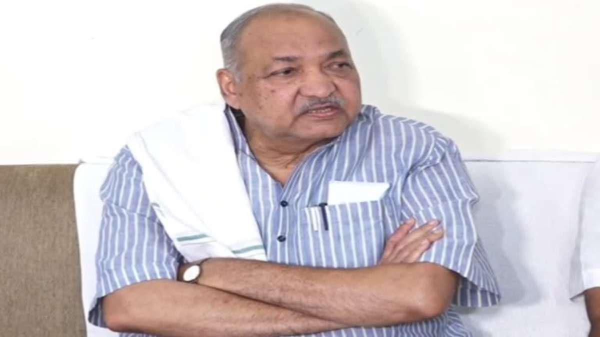 खाद की कमी पर सियासत : पूर्व कृषि मंत्री रविंद्र चौबे ने भाजपा नेताओं को ठहराया जिम्मेदार, कहा – पहली बार बिना डीएपी किसानों ने की बोआई