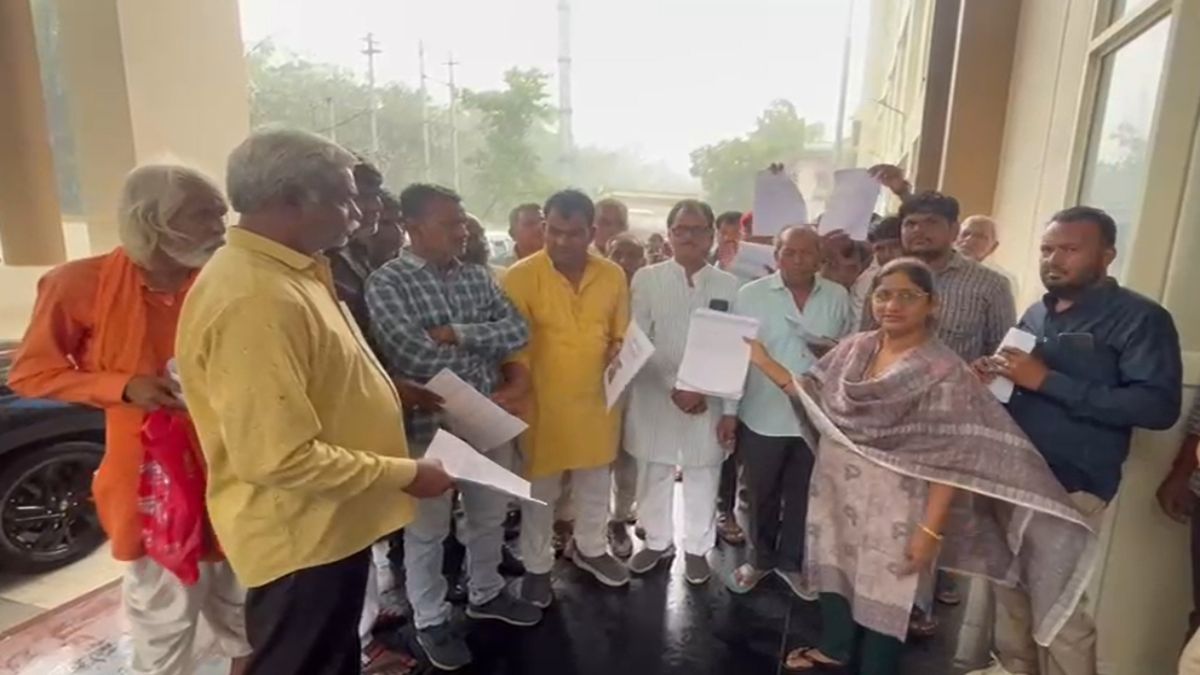 सहकारिता संस्था में घोटालाः खाद- बीज के नाम पर रुपए लेकर दी फर्जी रसीदें, किसानों ने कलेक्टर से लगाई न्याय की गुहार