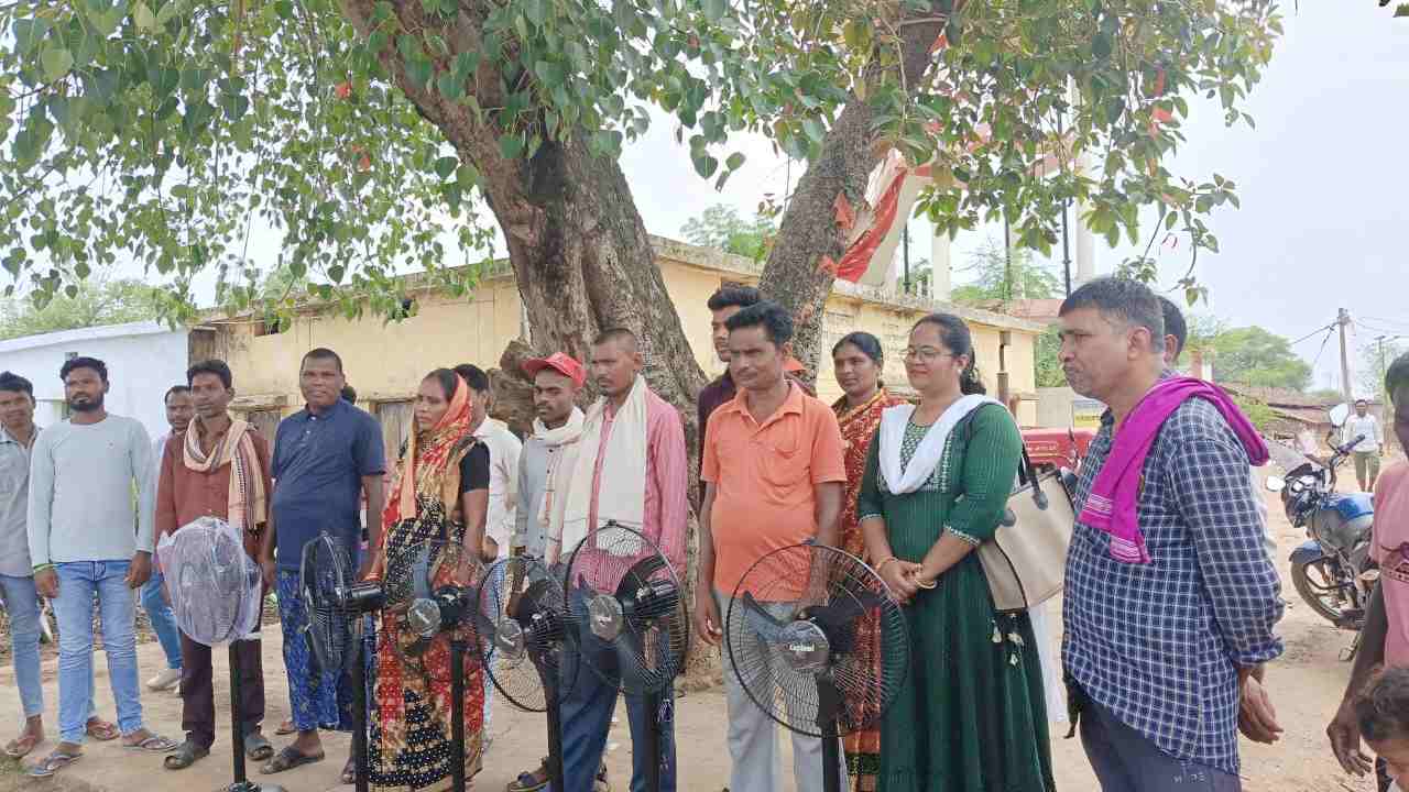 पीएम आवास का काम जल्द पूरा कराने अच्छी पहल : निर्माण पूरा कराने वालों को सरपंच खुद के पैसे से दे रही पंखा, सीईओ ने की सराहना