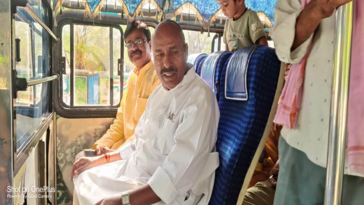 केंद्रीय मंत्री की सादगी: वीरेंद्र खटीक ने पब्लिक ट्रांसपोर्ट की बस से की यात्रा, समस्याओं से हुए रूबरू, देखें VIDEO