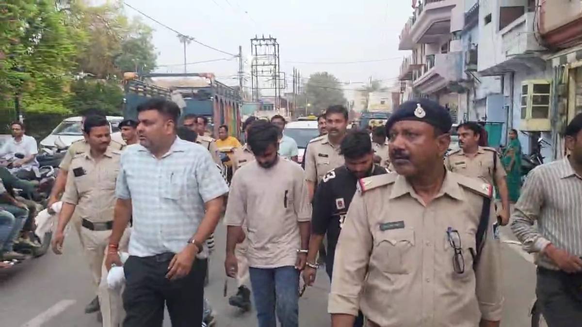 पहले बदमाशों का निकाला जुलूस, फिर करवाया क्राइम सीन रिक्रिएशन, जानिए क्या है पूरा मामला