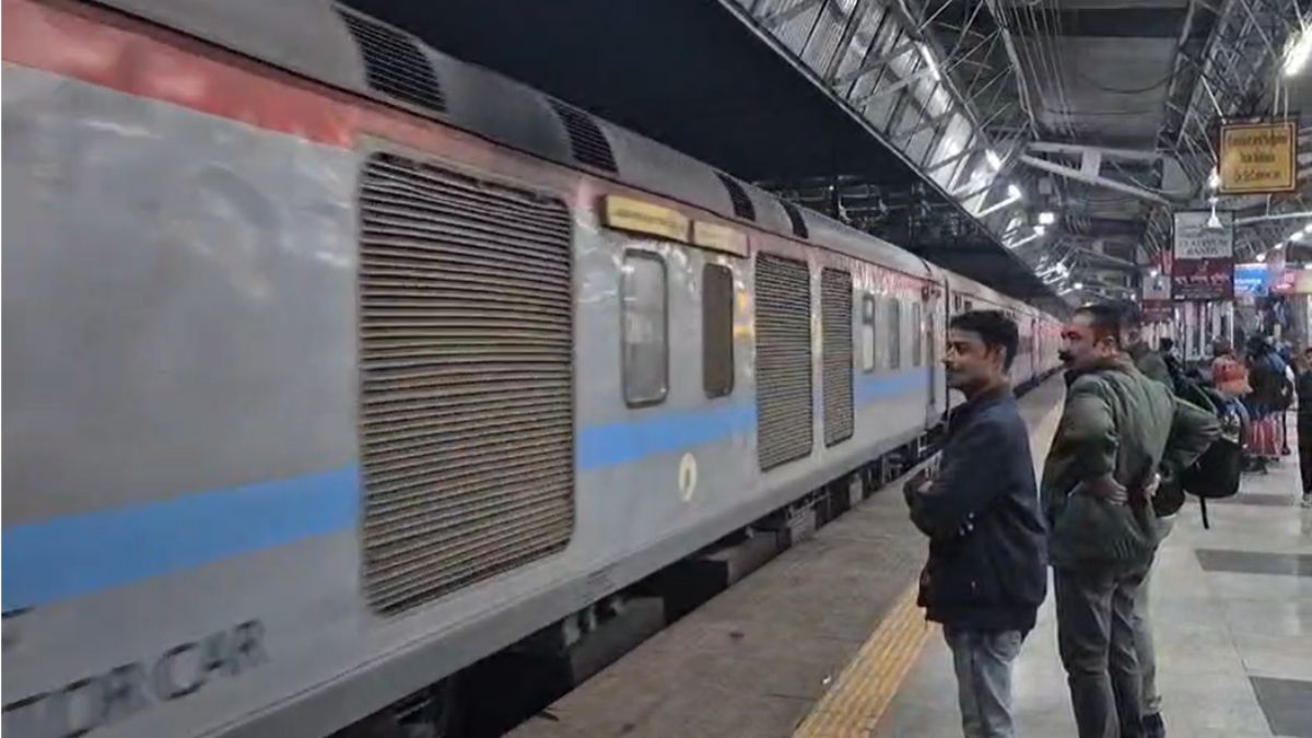 रेलवे यात्री कृपया ध्यान देंः फर्जी आईडी से यात्रा करना अब पड़ेगा भारी, एम आधार APP से की जाएगी पहचान