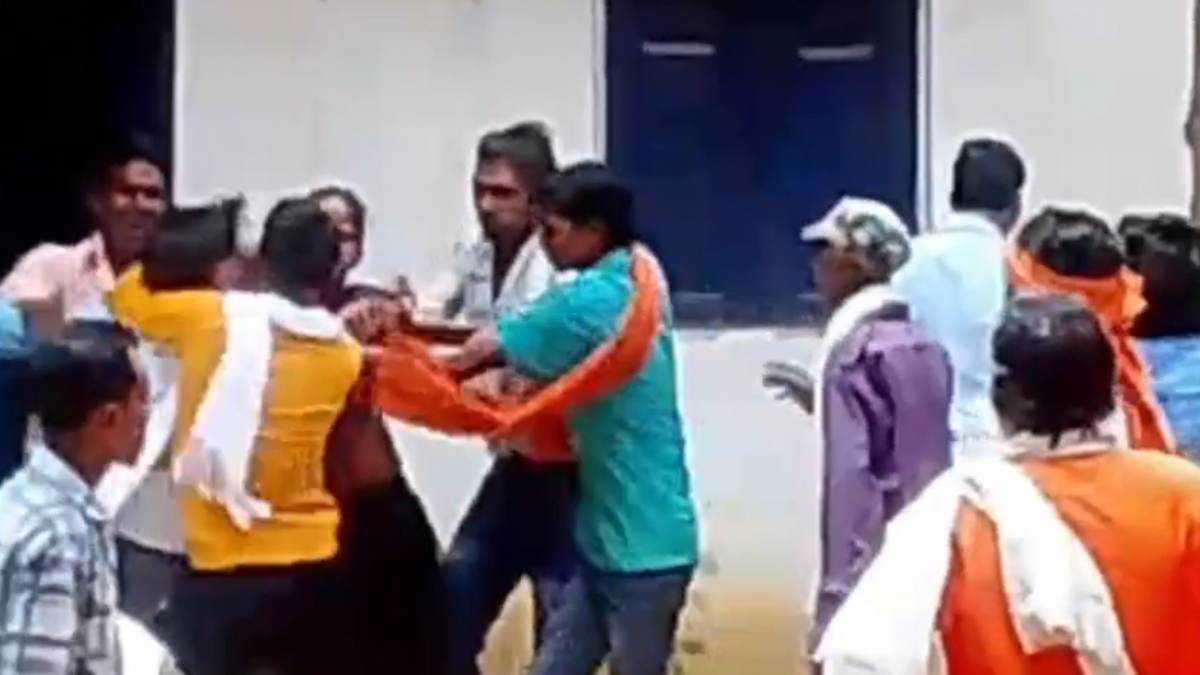 तहसील कार्यालय में पिता-पुत्र की पिटाई VIDEO : जमीन विवाद पर दो पक्षों में हुई मारपीट, थाने पहुंचा मामला