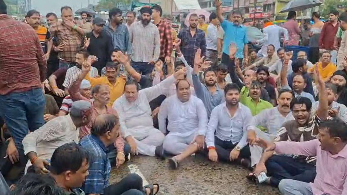 बड़ी खबरः BJP विधायक अपने समर्थकों के साथ बरसते पानी में बैठे धरने पर, SDOP को हटाने की मांग पर अड़े