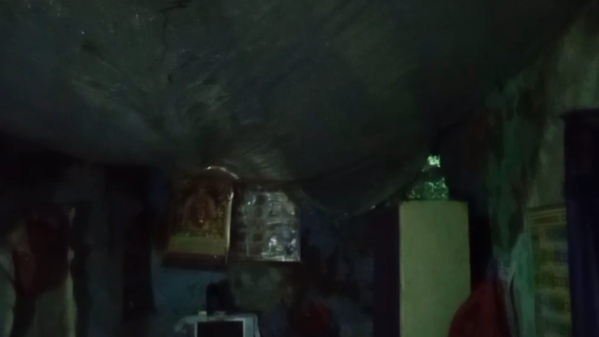 CG News : बारिश के बीच जर्जर मकान की दीवार गिरी, बाल-बाल बचा परिवार, मचा हड़कंप