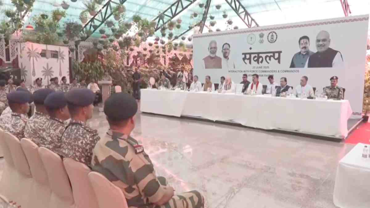 गृहमंत्री अमित शाह ने सुरक्षा बलों के जवानों से किया संवाद, कहा – जब नक्सलवाद से मुक्ति की विजय गाथा लिखी जाएगी, उसमें सुरक्षा बलों के परिश्रम, त्याग और बलिदान को स्वर्णिम अक्षरों से लिखा जाएगा