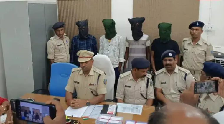 Jharkhand: पुलिस के हत्थे चढ़ी साइबर ठगी करने वाली बाप-बेटे की जोड़ी, फर्जी बैंक अधिकारी बनकर बेटा करता था कॉल, पिता ATM से निकालता था ठगी का पैसा