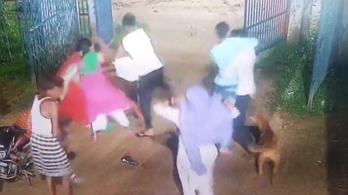 CG Crime News : थाना परिसर में शिकायत दर्ज कराने पहुंचे प्रार्थी को पूरे परिवार ने पीटा, रोकने आए पुलिसकर्मियों को पालतू कुत्ते से कटवाया…