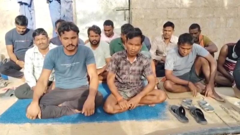 दुबई में झारखंड के 15 मजदूर फंसे: 3 महीने से वेतन नहीं, खाने-पीने का संकट; VIDEO शेयर कर सरकार से मांगी मदद, कहा- ठेकेदार नहीं दे रहा कॉल और मैसेज का जवाब