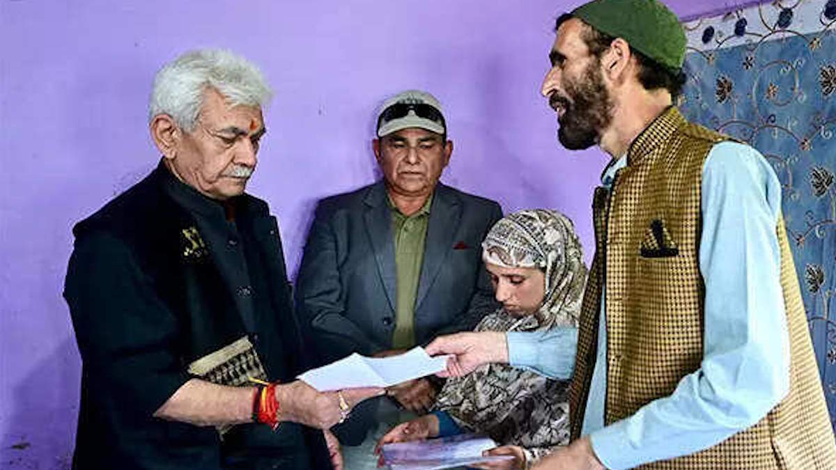 पहलगाम आतंकी हमले में पर्यटकों को बचाते हुए शहीद हुए आदिल हुसैन की पत्नी को मिली सरकारी नौकरी…