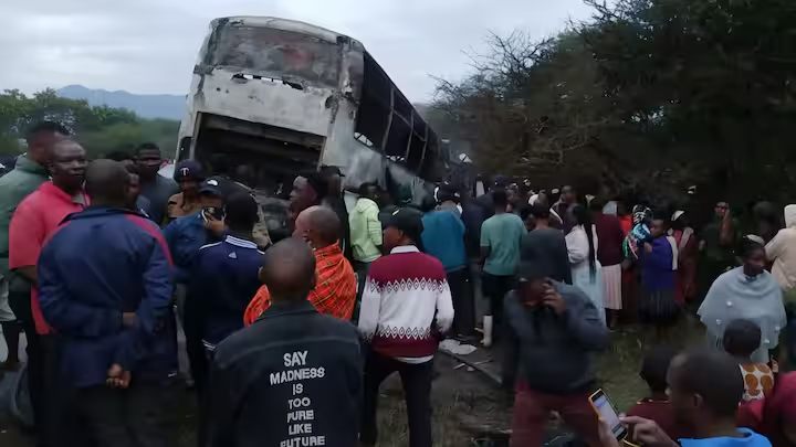 तंजानिया में बस और ट्रेवलर में भीषण टक्कर, जिंदा जले 38 लोग और 28 घायल