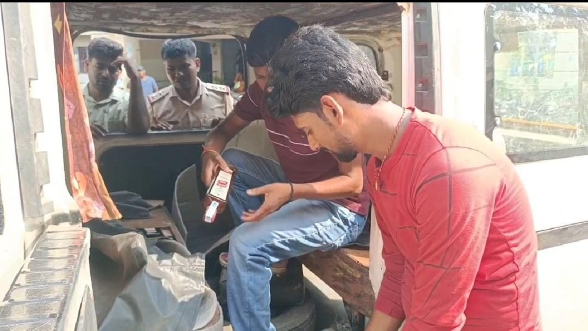 Illegal Liquor Bihar:शराब माफिया कानून व्यवस्था को दिखा रहें हैं ठेंगा, कभी एम्बुलेंस तो कभी वैन में मिल रही लाल पानी की बोतलें!