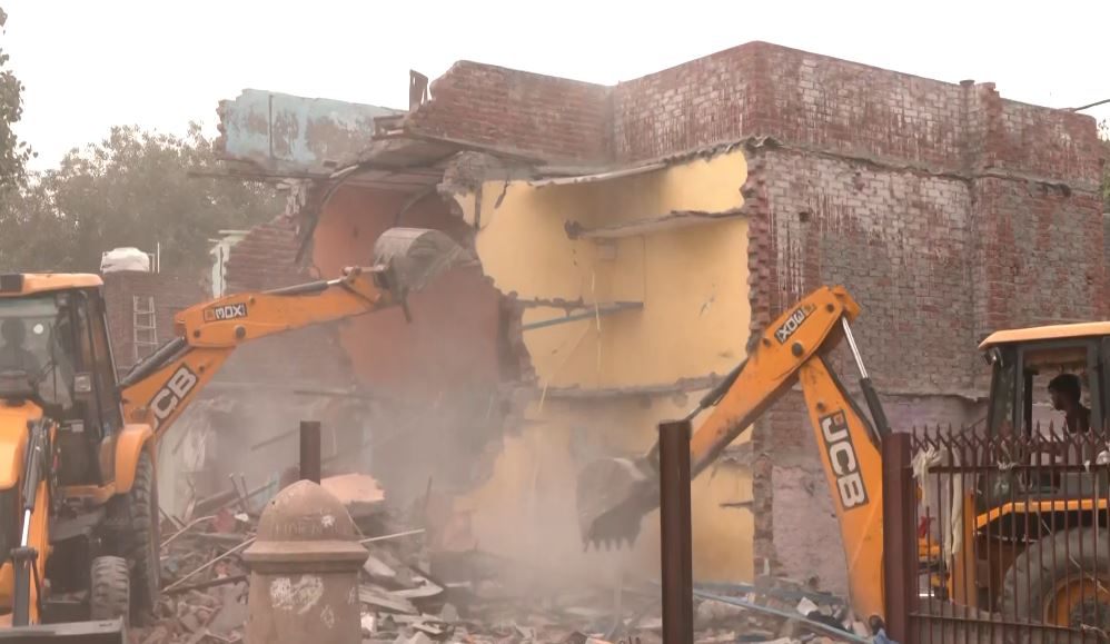 Bulldozer Action: दिल्ली के मद्रासी कैंप पर जमकर गरजा बुलडोजर, 300 से अधिक झुग्गियां हुईं जमींदोज़