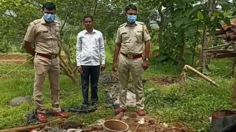 गर्दन, धड़ और हाथ-पैर के तीन टुकड़े किए : फिर सेप्टिक टैंक में डाल दी लाश… एक और ‘सोनम’ का शिकार हुआ पति, चप्पल से खुला हत्याकांड का राज़