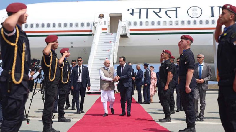PM Modi 3-Nation Visit : साइप्रस पहुंचे PM मोदी, एयरपोर्ट पर राष्ट्रपति निकोस ने किया स्वागत, जानिए भारत के लिए क्यों अहम है यह यात्रा