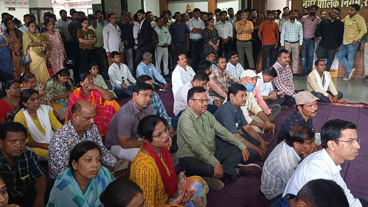 मूंछ वालों से लेकर पहुंच वालों तक का हमें करना पड़ता है काम, अगर अब प्रदर्शन नहीं करेंगे तो हमेशा रोना पड़ेगा, जानिए किस बात पर फूटा निगम कर्मियों का गुस्सा…