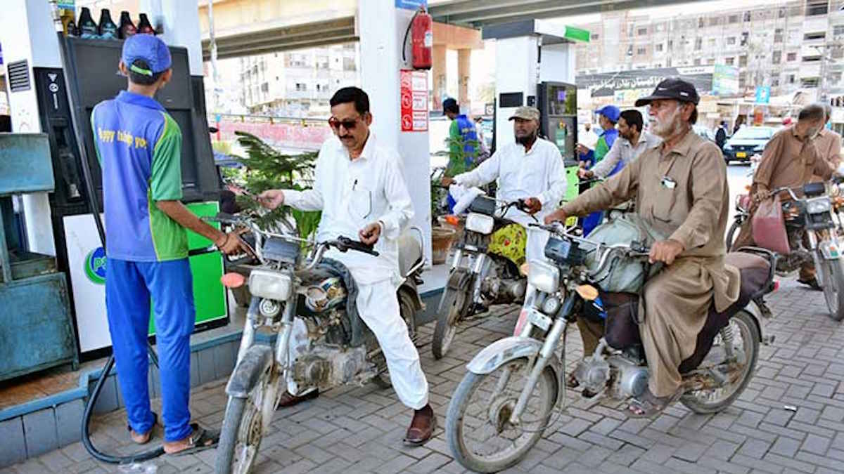 पाकिस्तान में पेट्रोल और डीजल की कीमतें 250 रुपये प्रति लीटर के पार, बढ़ोतरी से लोग परेशान