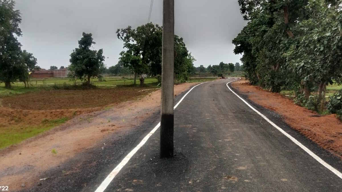 PMGSY ठेकेदार का कारनामा! बिजली पोल के अलग-बगल से बना दी सड़क, पहली बारिश में उखड़ने लगी डामर…