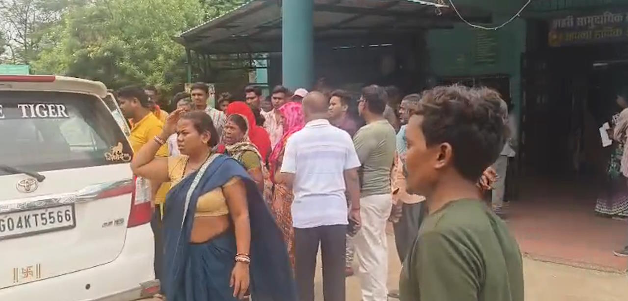प्रसूता की मौत पर परिजनों ने अस्पताल में मचाया हंगामा, डॉक्टर की अनुपस्थिति में वार्ड ब्वॉय ने लगाया इंजेक्शन