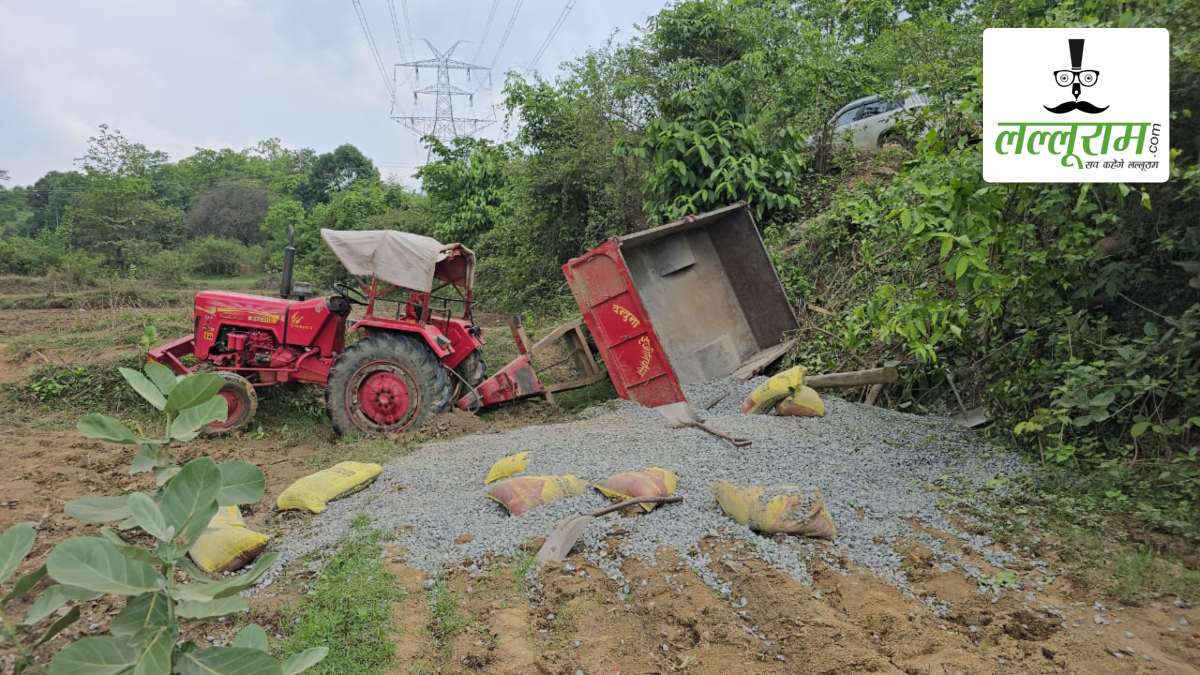 CG Accident News: ट्रैक्टर ट्रॉली पलटने से जीजा-साले की मौके पर मौत, इलाके में फैली सनसनी, फरार चालक की तलाश में जुटी पुलिस