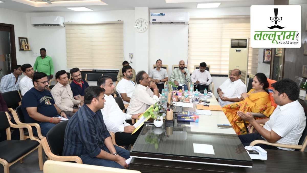 पंडरी कपड़ा बाजार के व्यापारियों ने महापौर और रायपुर उत्तर विधायक से की मुलाकात, दुकानों के गेट सील करने पर जताई आपत्ती, दोबारा जांच की रखी मांग