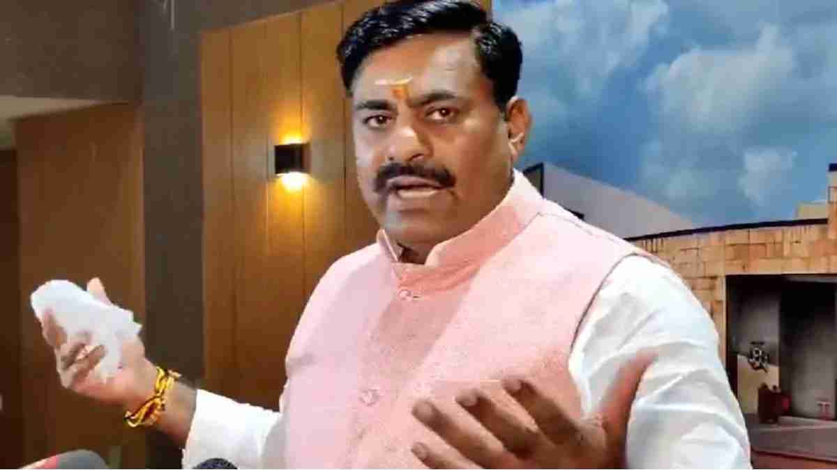 कांग्रेस के वोट चोरी पर बीजेपी का पलटवारः विधायक  रामेश्वर बोले- कांग्रेस नेताओं ने लिखवाए दो-दो नाम, CONG लोकतंत्र का उड़ा रही मजाक