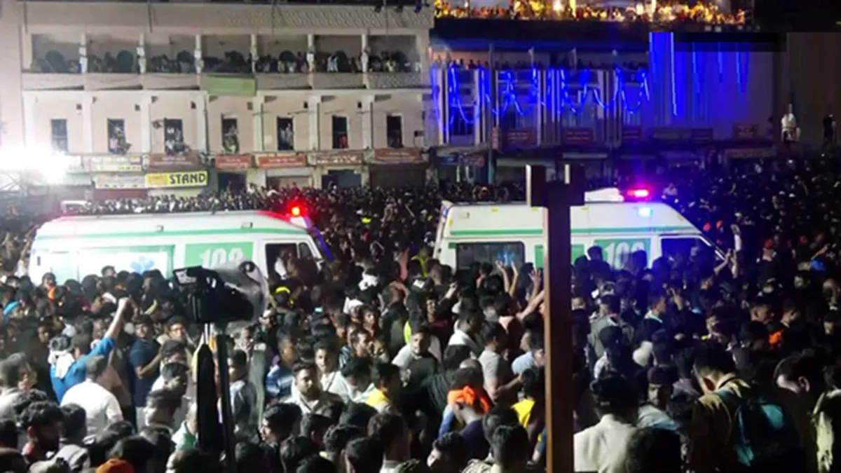 रथयात्रा की भीड़ में बीमार पड़े श्रद्धालु, एंबुलेंस को रास्ता देने 1500 स्वयंसेवकों ने बनाई मानव श्रृंखला, देखिए वीडियो…