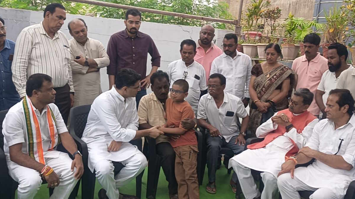 शहीद आकाश गिरपुंजे के परिजनों से मिले कांग्रेस प्रदेश प्रभारी सचिन पायलट, सांत्वना देते हुए कही यह बात…