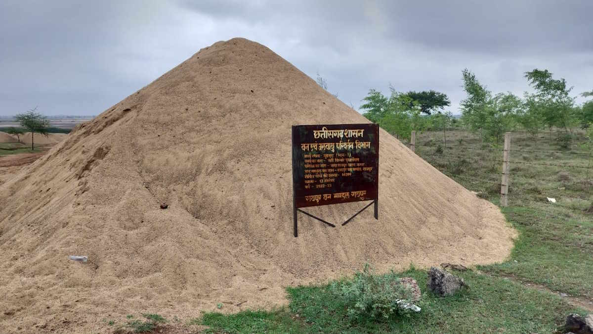 प्रशासन की अनुमति के बिना गुदगुदा में रेत खदान, आखिर किसके संरक्षण में हो रहा अवैध उत्खनन?