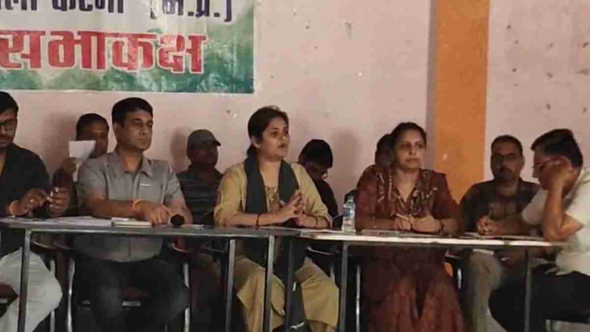 SDM की बैठक में बिजली गुल: बिना पंखा-लाइट करनी पड़ी मीटिंग, गर्मी से परेशान होते रहे अधिकारी-कर्मचारी