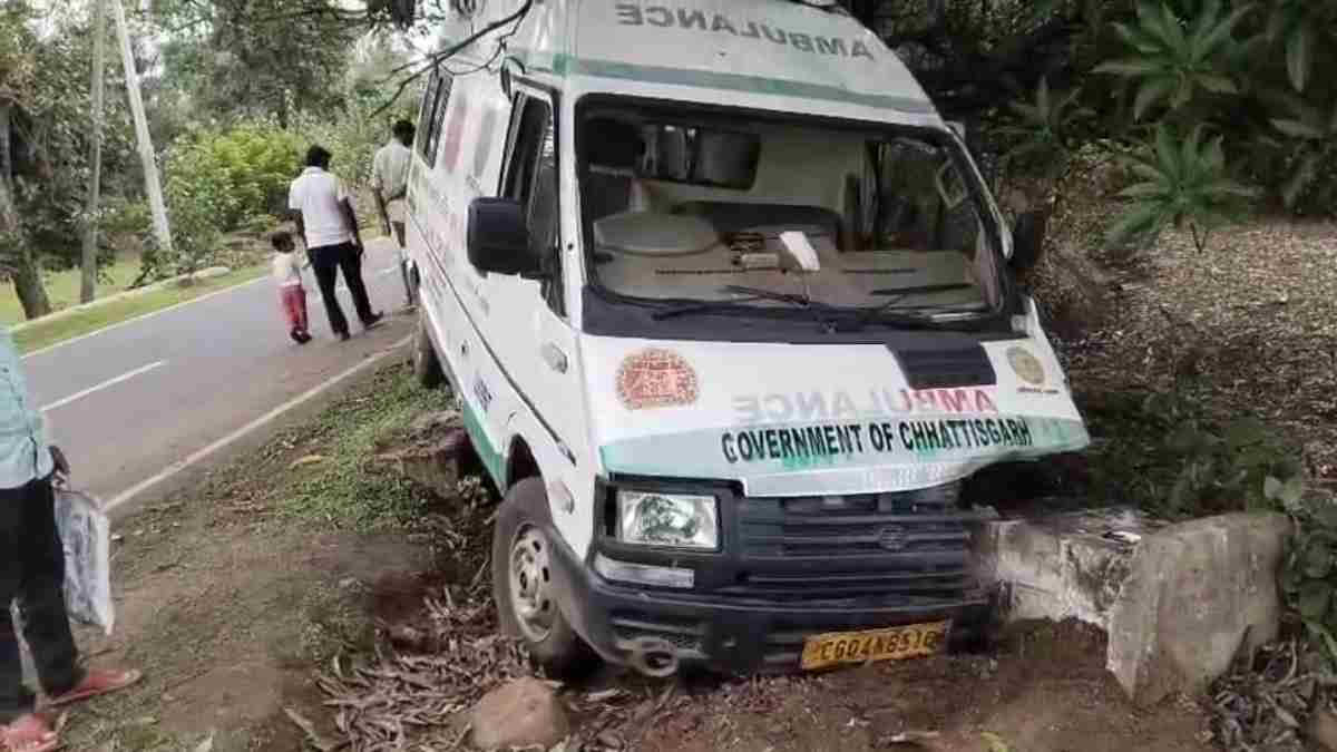 एंबुलेंस के सामने अचानक आया भालू, अनियंत्रित होकर सड़क से उतरा वाहन, टला बड़ा हादसा