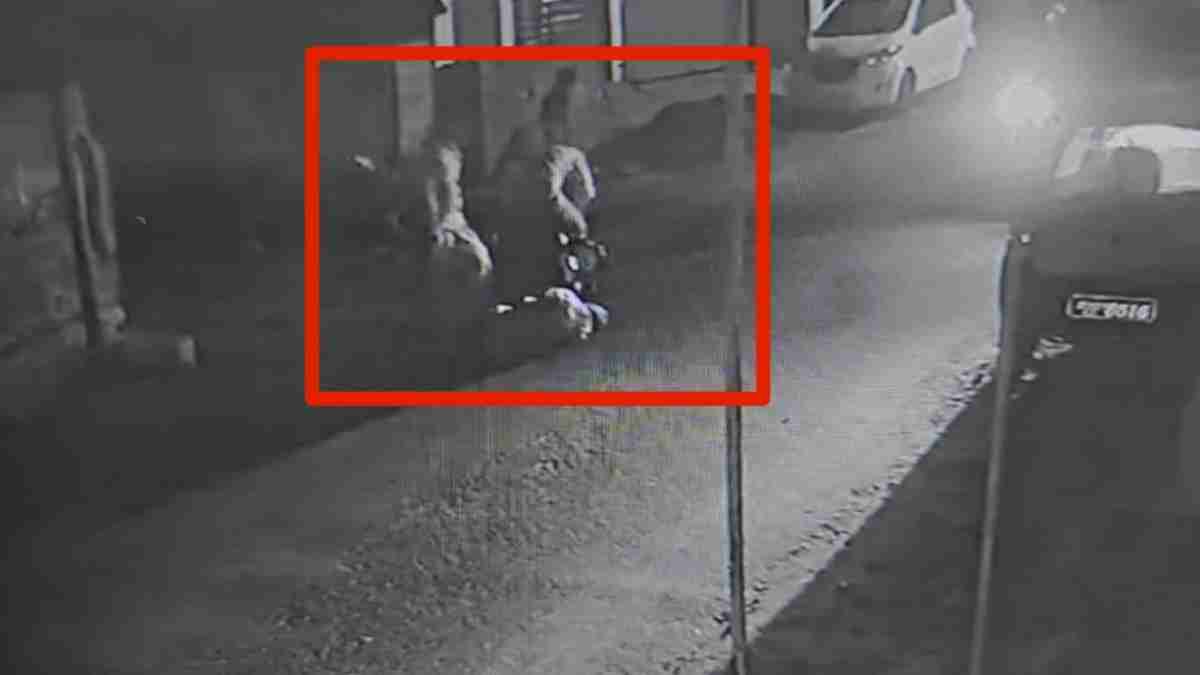 पुलिस का अमानवीय चेहरा: गश्त कर रहे जवानों ने सड़क पर घायल शख्स को उठाकर रखा किनारे, तड़प-तड़प कर तोड़ा दम