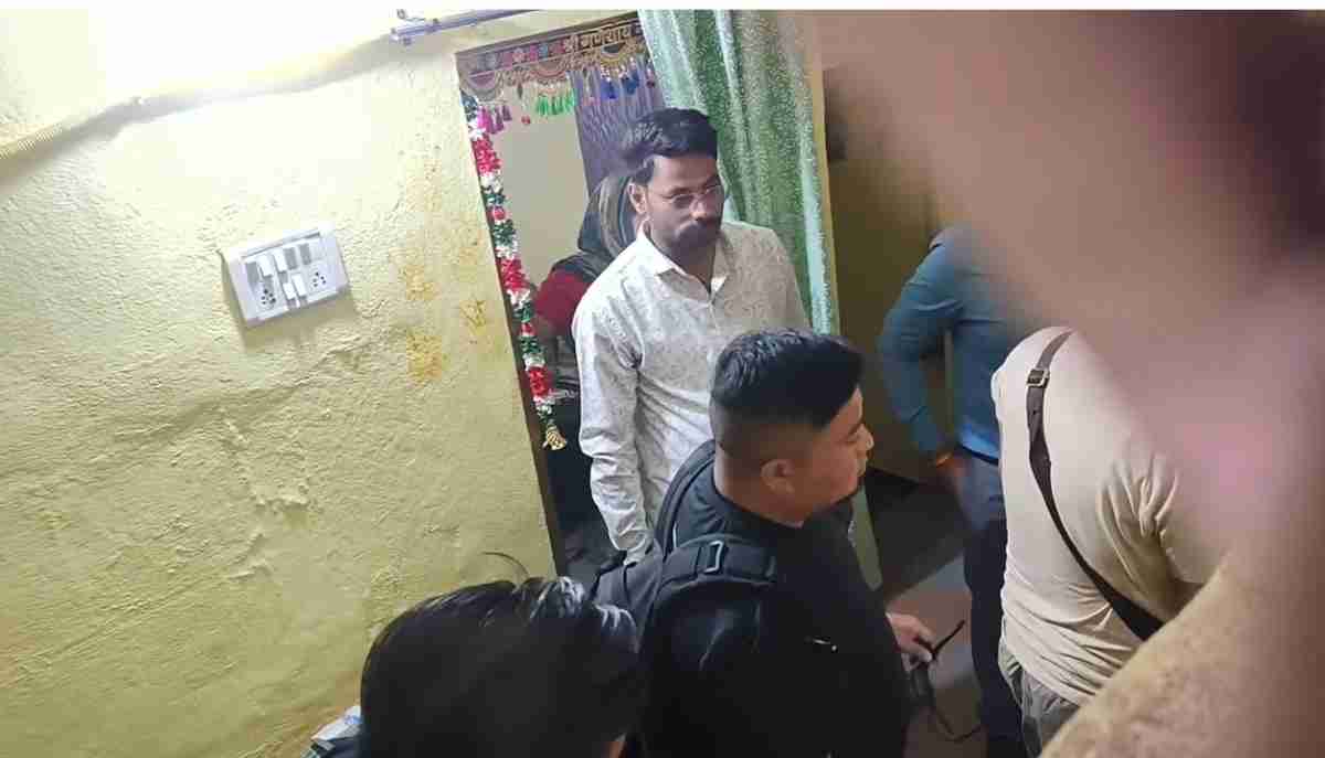 सोनम के घर पहुंची शिलांग पुलिस: बंद कमरे में भाई से की पूछताछ, राजा की कातिल पत्नी का खंगाला सूटकेस